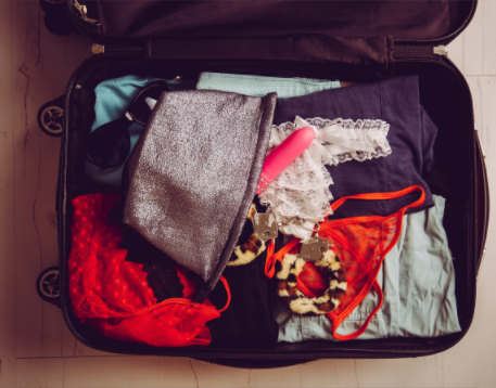 Voyager avec des jouets sexuels ? Ce que vous devez savoir avant de faire vos valises